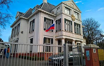 Суд по делу о МН17: у посольства РФ в Гааге установили 298 белых стульев