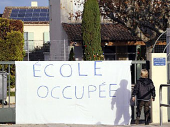 Во Франции возмущенные родители взяли в заложники учителей