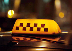 Житель Мозыря избил и ограбил женщину-таксиста