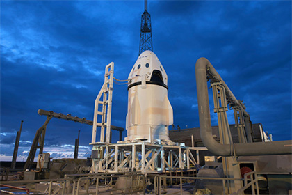 Компания SpaceX провела испытания корабля Dragon с манекеном