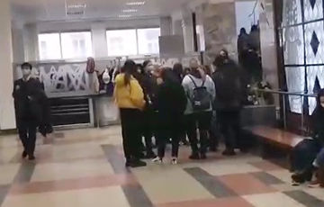 Студенты МГЛУ вышли на протест и поют «Купалинку»