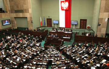 Сейм Польши проголосовал за снижение зарплат депутатов
