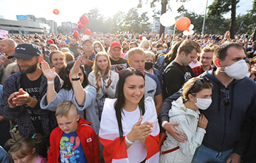 В Речице проходит массовый митинг в поддержку Светланы Тихановской