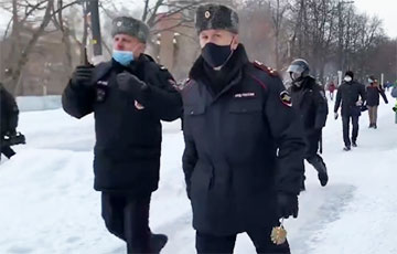 На митинге в Екатеринбурге был замечен полицейский с золотым ершиком