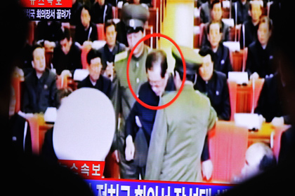 Северная Корея опубликовала фотографии ареста дяди Ким Чен Ына