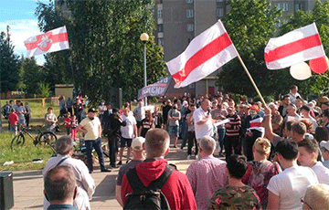 В Лиде под бело-красно-белыми флагами проходит пикет в поддержку Тихановской