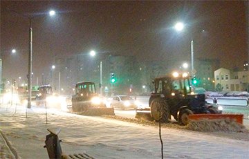 Почему в снегопад на белорусских дорогах «каша»?