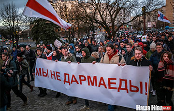 DELFI: Рассерженные белорусы: Лукашенко — лопату, людям — зарплату