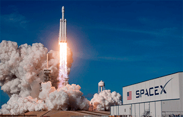 Илон Маск запускает спутник вопреки массовому протесту у офиса SpaceX