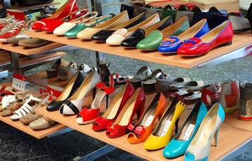Фотофакт: Магазин конфиската предлагает минчанам странные туфли