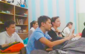 В российских школах дети распевают песни о Путине