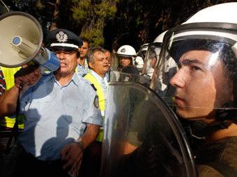 Греческие полицейские подрались с местным "ОМОНом"