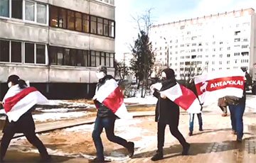 Жители минской Ангарской вышли на бело-красно-белую акцию
