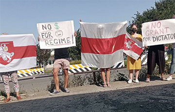 Белорусы Тбилиси вышли на акцию протеста с национальными флагами