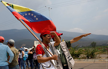 Венесуэльские военные с семьями массово бегут из страны