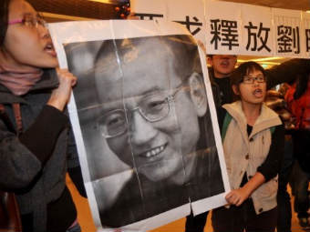 Китайского нобелевского лауреата отпустили из тюрьмы на похороны отца
