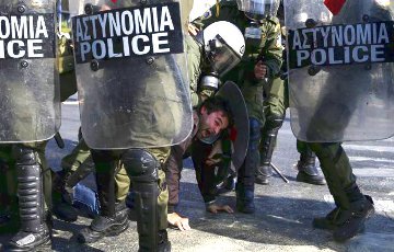 Полиция в Афинах разогнала протестующих слезоточивым газом