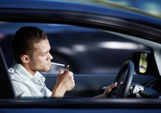 В Беларуси введут штраф за курение в машинах, где находятся дети до 14 лет
