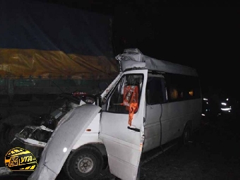 Три пассажира микроавтобуса погибли на трассе М1 из-за заснувшего водителя