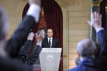 Измена помогла французскому президенту повысить свой рейтинг