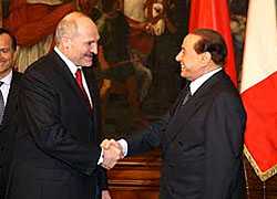 Берлускони отказался от совместной пресс-конференции с Лукашенко и был вынужден оправдываться