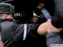 Милиционеры с применением силы выгоняют минчан из домов. За протест угрожают арестом