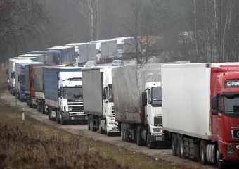 Сотни автомобилей в очереди на границе с Литвой