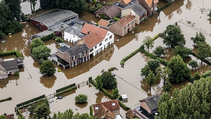 Ливни и наводнения на севере Италии: закрыты дороги, срываются местные выборы