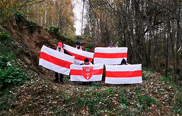 Белорусские партизаны устроили перформанс в поддержку бастующих в лесу