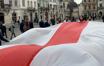 Колонна с огромным бело-красно-белым флагом прошла по центру Львова