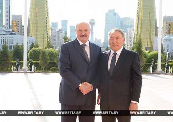 Лукашенко и Назарбаев обсуждают, что делать с обвалившейся торговлей