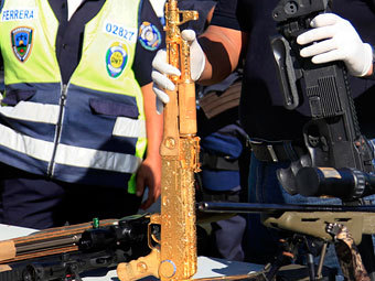 Гондурасская полиция конфисковала золотой автомат Калашникова