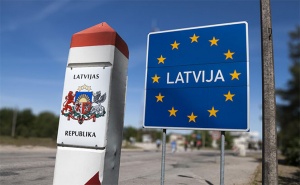 Латвия ввела обязательное тестирование на COVID-19 на границе с Беларусью
