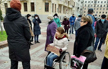 Люди с инвалидностью вышли на площадь Независимости в Минске