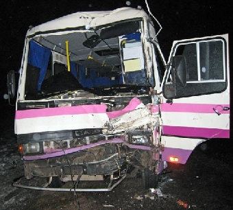 Автобус с 20 пассажирами врезался в прицеп трактора на автодороге Кобрин-Гомель