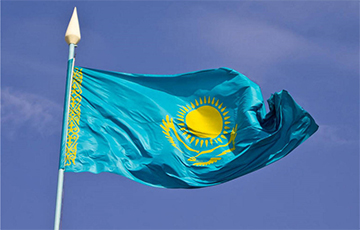 Широкий камзол президента Казахстана