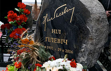 Фотофакт: На открытие памятника Нилу Гилевичу пришли десятки белорусов