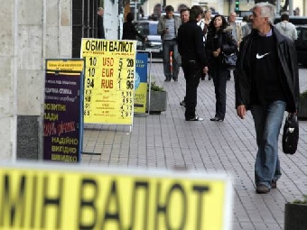 Нацбанк будет поддерживать обменный курс интервенциями