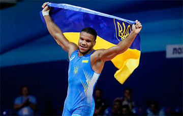 Украинский борец станцевал гопак после того, как завоевал золотую медаль на Олимпиаде