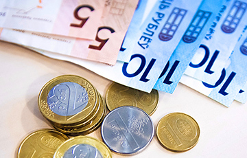На первых торгах года белорусский рубль сдал к трем основным валютам