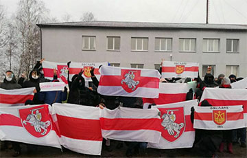 Жители Заславля провели акцию с флагами