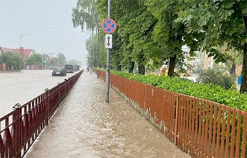 Потоп в Лиде: улицы превратились в реки, по которым плавали на матрасе