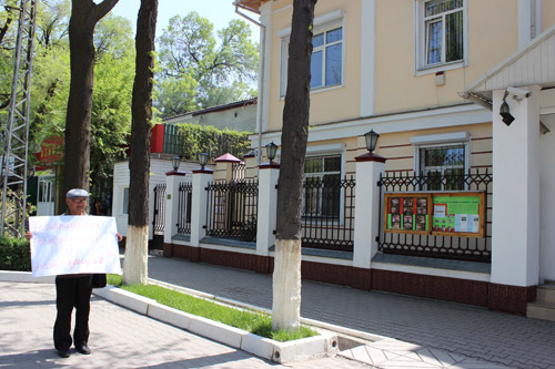 В Бишкеке угрожают взять в заложники сотрудников посольства Беларуси