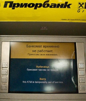 Банки Беларуси пока сохраняют ограничения на снятие валюты с рублевых карт