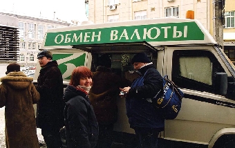 Население Беларуси стало активнее сдавать валюту в обменники