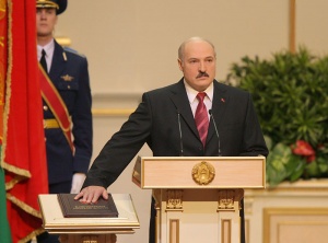 Лукашенко поздравил граждан Беларуси с Днем Конституции