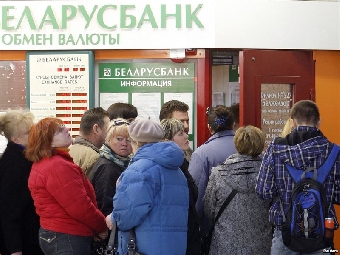 Белорусские банки начинают отменять ограничения на снятие инвалют с рублевых карт