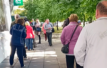 Белорусы выстраиваются в очереди к банкоматам