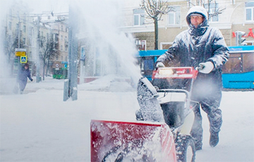 Более 600 военнослужащих помогают коммунальникам расчищать Минск от снега