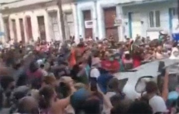 Протестующие кубинцы перевернули автомобиль первого секретаря Коммунистической партии
